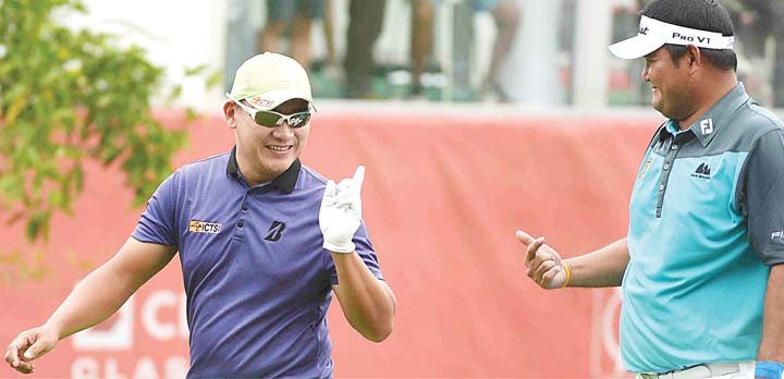 Angelo Que (left) will go home P8.3 million richer after finishing tied for 8th in the rich CIMB Classic in Kuala Lumpur. (Courtesy of The Asian Tour)